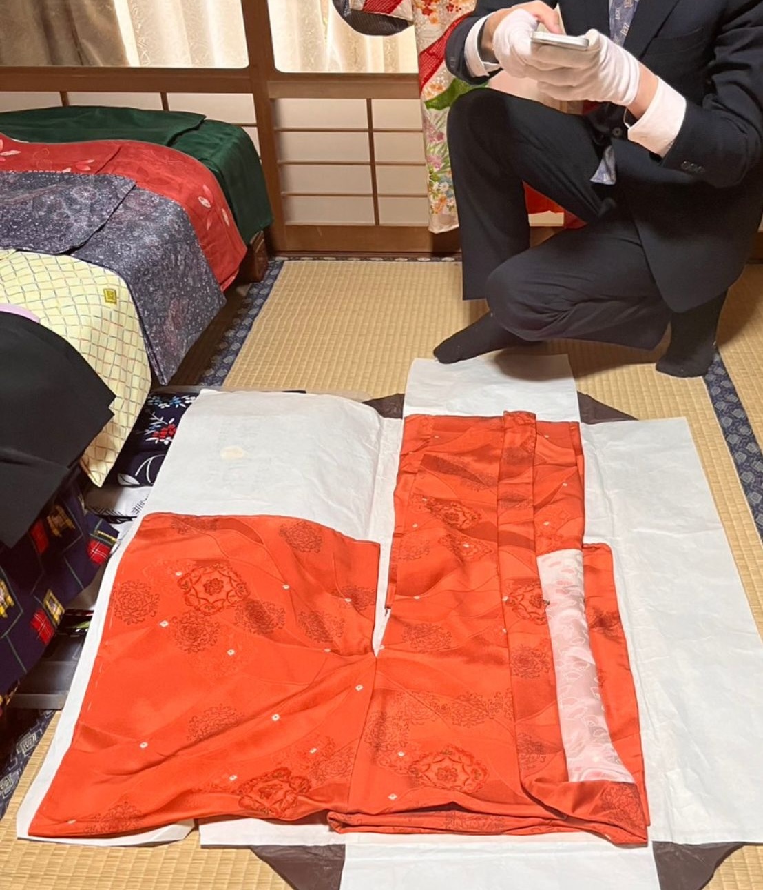 買取大吉の査定員がスマホで撮影している様子