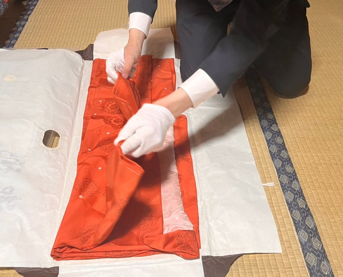査定員が着物を手に取って確認している様子